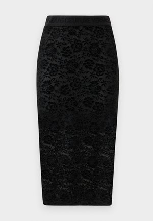 Saia lápis de renda preta com padrão floral, apresentando uma cintura preta lisa com o nome da marca. Textura suave, silhueta ajustada.