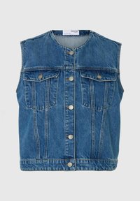 Chaleco de mezclilla en azul claro con un diseño sin cuello, que cuenta con un cierre de botones, dos bolsillos en el pecho y costuras en contraste.