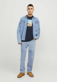 Jack & Jones JORVESTERBRO PICTURE CREW NECK - Apdrukāts T-krekls - sky captain