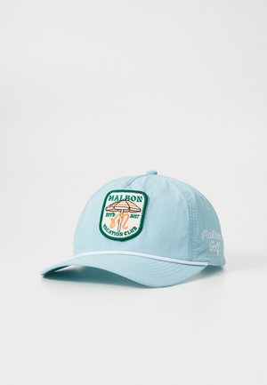 Chapéu azul claro com uma aba arredondada. Apresenta um emblema bordado com um guarda-chuva e texto. "Malbon Vacation Club" em verde e laranja.