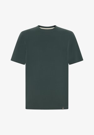 Dunkelgrünes T-Shirt mit kurzen Ärmeln und Rundhalsausschnitt, mit einem kleinen schwarzen Etikett am unteren Saum vor weißem Hintergrund.