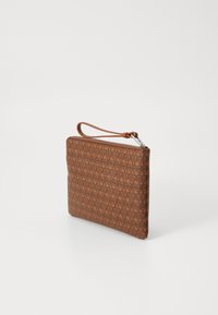 Clutch bag in pelle marrone con motivo, dotata di chiusura a zip e cinturino da polso. Presenta un design geometrico impresso sulla superficie.