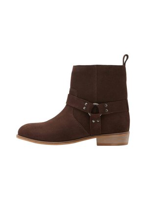 Stivale alla caviglia in suede marrone con tacco basso in legno, fascia decorativa con rivetti metallici e anello laterale per la maniglia.