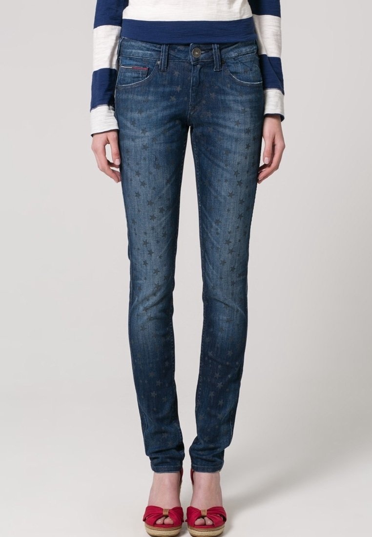 Smaljeans i mörkblått med subtila stjärnmönster, med klassiska fickor, en framknäppning och en midjehöjd på medelhöjd.