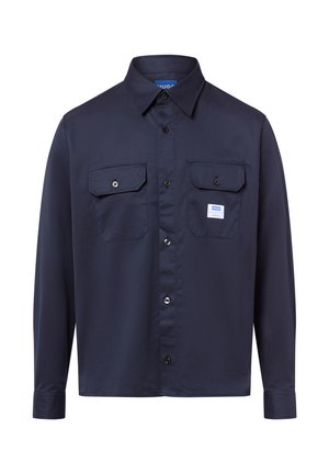 Granatowa koszula zapinana na guziki z długimi rękawami, dwoma kieszonkami na piersi i małą naszywką z logo. Wykonana z gładkiego materiału z klasycznym kołnierzykiem.