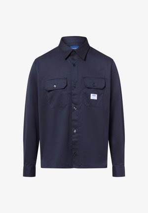 Granatowa koszula zapinana na guziki z długimi rękawami, dwoma kieszonkami na piersi i małą naszywką z logo. Wykonana z gładkiego materiału z klasycznym kołnierzykiem.