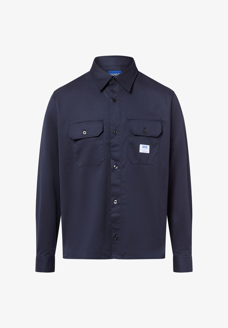 Dunkelblaues Hemd mit Knopfleiste und langen Ärmeln, zwei Brusttaschen und einem kleinen Logopatch. Aus glattem Stoff mit klassischem Kragen gefertigt.