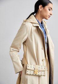 Sélectionné, beige