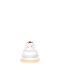 Sneakers bianchi con tomaia in pelle liscia, dettagli in suede, punta perforata e suola ammortizzata. Presentano lacci piatti e un design a punta arrotondata.