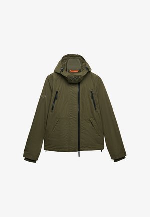 Veste à capuche vert olive avec fermeture éclair avant, deux poches poitrine zippées, deux poches inférieures et marquage "SUPER DRY" sur le col et la manche.