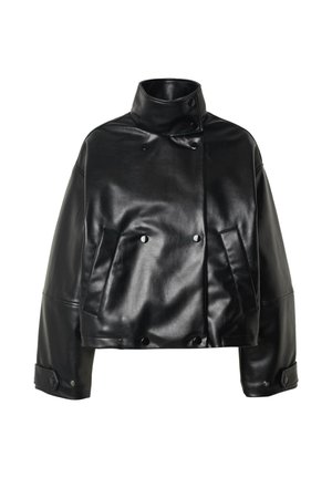 Zwarte leren cropped jack met hoge kraag, dubbele knoopsluiting aan de voorkant, twee zijzakken en drukknoopaccenten op de mouwen.