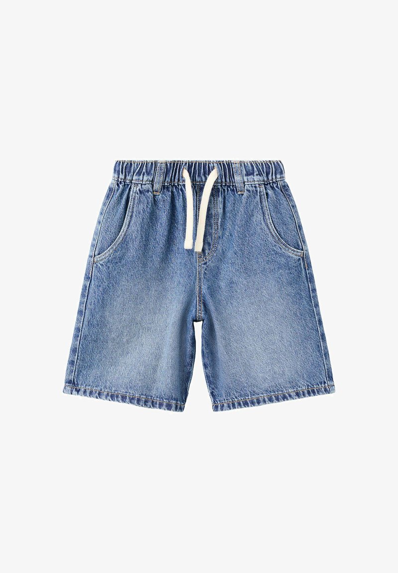 Short en denim bleu clair avec taille élastique et cordon blanc, doté de poches avant et d'une coupe décontractée.