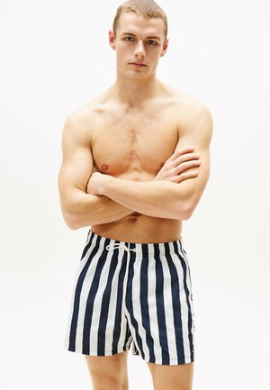 Marineblau-weiße gestreifte Schwimmshorts mit elastischem Bund, Kordelzugverschluss und einem glatten, leichten Material.