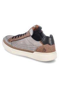 Grijze suède en leren sneaker met bruine accenten, crèmekleurige rubberen zool en zwarte veters. Kenmerkt zich door gestikte details en logo op de hiel.