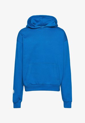 Sweat à capuche bleu en mélange de coton doux, avec une poche avant, des poignets et un ourlet côtelés, offrant une coupe décontractée et sans motifs visibles.