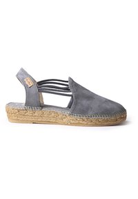 Grå mocka espadrill med flätad jutesula, öppen baksida och korslagda elastiska remmar. Texturerad yta med staccato-sömmar.