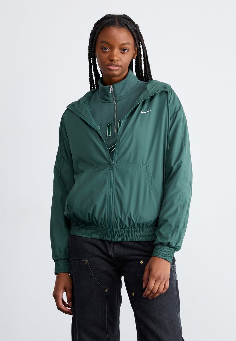 Nike Sportswear SPORTSWEAR CLASSIC WOVENS - Vetrovka - vintage green/white
