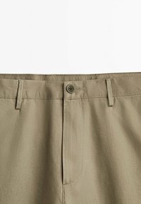Khaki broek met een platte voorkant, knoopsluiting, riemlussen en zijzakken, gemaakt van een gebreide katoenen mix.
