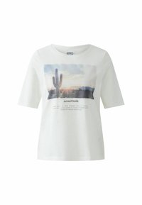 Weißes T-Shirt mit kurzen Ärmeln, das ein Landschaftsmotiv mit einem Kaktus, Bergen und Sonnenuntergang zeigt; darunter steht der Text "Sonnenuntergangswege".