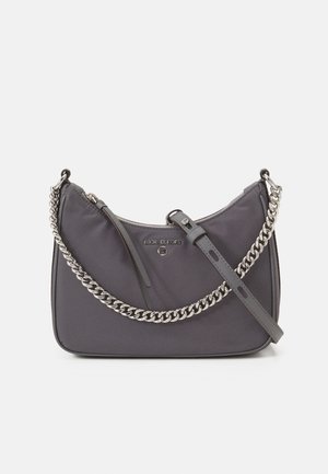 Sac à épaule Michael Kors gris foncé avec détail chaîne argentée, bandoulière en cuir réglable, fermeture éclair et logo embossé sur le devant.