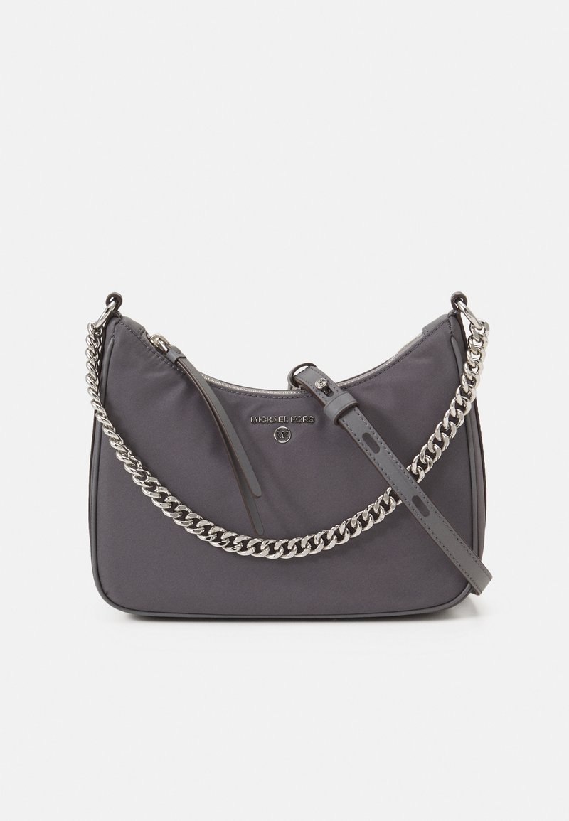 Sac à épaule Michael Kors gris foncé avec détail chaîne argentée, bandoulière en cuir réglable, fermeture éclair et logo embossé sur le devant.