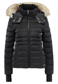 Czarna kurtka puchowa z odpinanym kapturem z sztucznego futra, zamek błyskawiczny, pikowany wzór i ściągacze przy mankietach. Posiada detal z zatrzaskiem na kołnierzu.