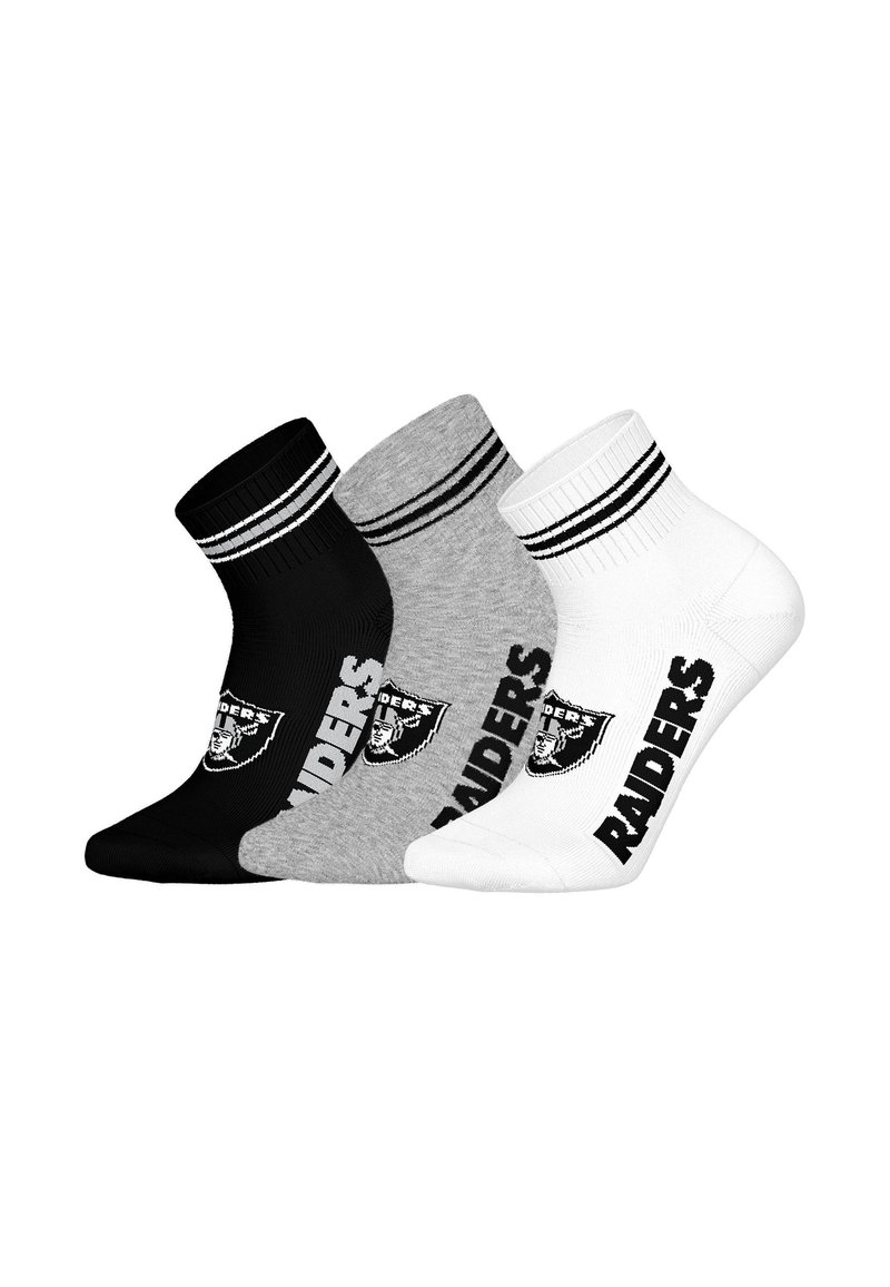 Drei Paar Kniestrümpfe in Schwarz, Grau und Weiß. Jeder Strumpf hat einen gerippten Bund und zeigt das Wort "RAIDERS" sowie ein Logo in kontrastierenden Farben.
