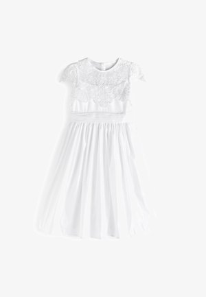 Bijela haljina s okruglim izrezom, kratkim čipkastim rukavima i strukiranim korzetom sa nabranim suknjom. Glatka tkanina s složenim čipkastim detaljima.