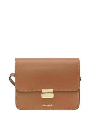 Sac bandoulière en cuir marron clair avec fermoir rectangulaire doré et sangle fine, marqué "cherry paris" en petites lettres dorées.