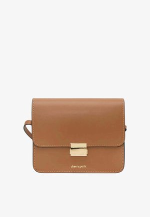 Sac bandoulière en cuir marron clair avec fermoir rectangulaire doré et sangle fine, marqué "cherry paris" en petites lettres dorées.