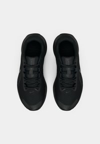 Μαύρα αθλητικά παπούτσια με υφασμένο πλέγμα στο πάνω μέρος, στρογγυλή μύτη και κορδόνια για δέσιμο· διαθέτουν διακριτικό λογότυπο και επένδυση στον γιακά.