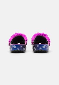 Fluffy roze klompen met een marineblauwe basis en witte pootafdrukken. Ontwerp met open achterkant en verstelbare band voor een goede pasvorm. Textuurzool voor grip.
