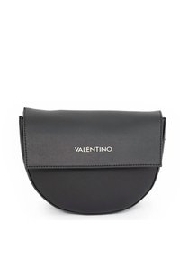 Zwarte leren handtas met een ronde vorm, omslagflap en gouden "VALENTINO" logo. Gladde textuur met subtiele stiksel.details.