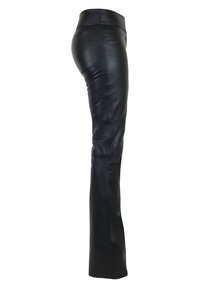 Zwarte leren broek met een slanke pasvorm, voorzien van een hoge tailleband en een gladde textuur. Het ontwerp loopt taps toe naar een smalle zoom.