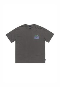 Grijze katoenen t-shirt met een ontspannen pasvorm, voorzien van een klein blauw en groen Quiksilver-logo op de borst. Korte mouwen en ronde hals.