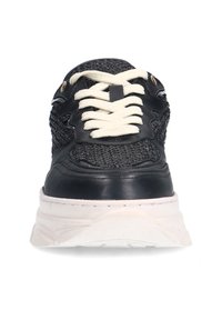 Schwarzer Ledersneaker mit strukturiertem Mesh-Obermaterial, cremefarbenen Schnürsenkeln und einer dicken weißen Sohle, mit metallischen Akzenten und Steppnähten.