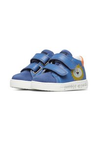 Sneakers blu per bambini in pelle e camoscio, con due cinghie in Velcro, una grafica di leone e una suola in gomma bianca con la scritta "JUNGLE KING".