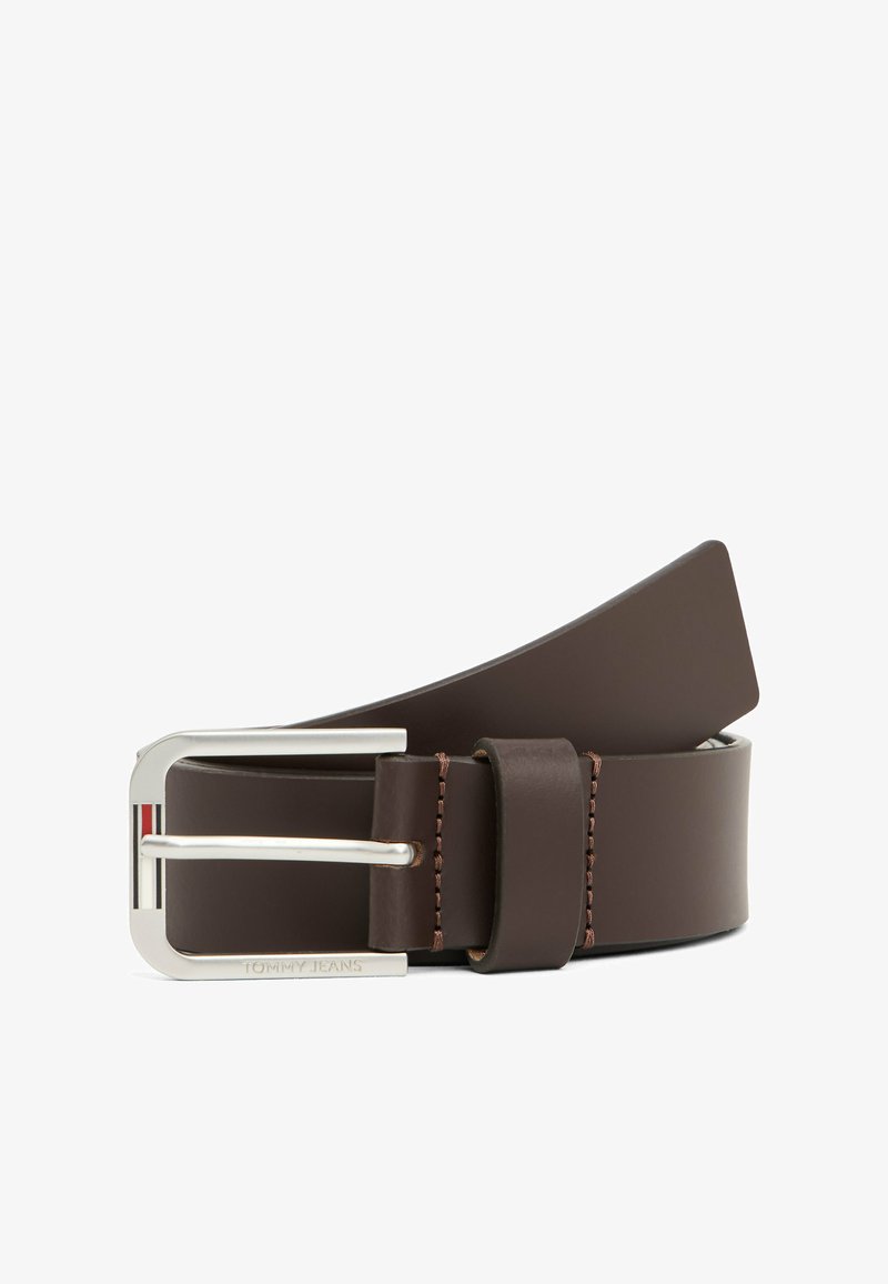 Cinturón de cuero marrón con una hebilla de metal plateado. La hebilla incluye un acento en rojo, blanco y azul y tiene grabado "TOMMY JEANS".