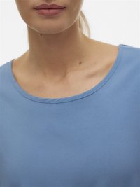 Svetlo modré tričko s okrúhlym výstrihom a hladkým povrchom. Textílie sa zdá byť jemná a ľahká, vhodná na bežné nosenie.