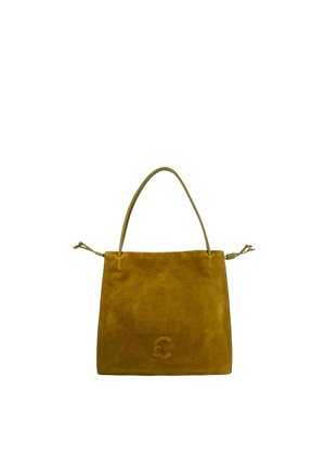 Bolso de mano de ante marrón con una sola asa y un sutil logo grabado en relieve en la parte inferior central del frente.