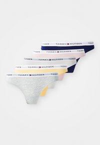 Cinq paires de thongs en coton dans des couleurs gris, marine, rose, jaune et à rayures. Chacune présente une taille en élastique blanc avec le logo "TOMMY HILFIGER".