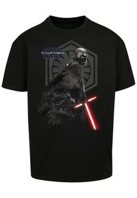Svart T-skjorte med et grafisk bilde av en karakter som holder et rødt lyssverd, med teksten "Star Wars: The Rise of Skywalker" over.