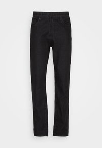 Jean en denim noir avec une coupe droite, cinq poches, fermeture par bouton et zip, présentant une finition texturée subtile.