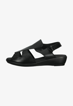 Sorte lædersandaler med åbent tådesign, der har udskårne sektioner, en bagrem og en lav kile-sål for stabilitet.