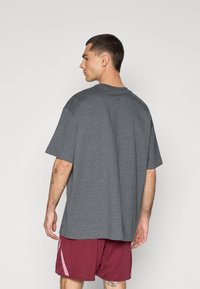 adidas Performance TEE - Camiseta estampada - dark grey heather