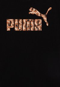 Čierne tričko s nápisom "PUMA" v tučných písmenách s leopardím vzorom a skákajúcou leopardou grafikou nad ním.