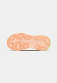 Semelle de chaussure avec un motif texturé, présentant une combinaison de couleurs orange et verte. Fabriquée en caoutchouc avec des détails de prise prononcés et des rainures.