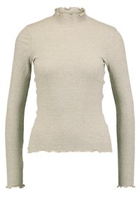 Haut à manches longues côtelé gris clair avec un col à volants haut et des bords d'ourlets irréguliers, fabriqué en matériau doux et extensible.