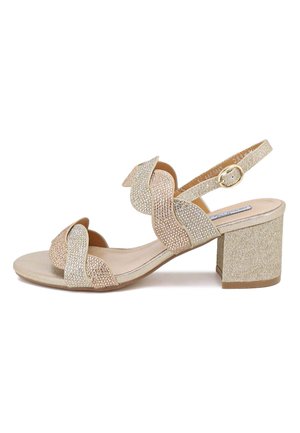 Sandal con tacco a blocco beige e oro con cinturini texturizzati, caratterizzata da un design decorativo a spirale e una chiusura con fibbia sul cinturino alla caviglia.