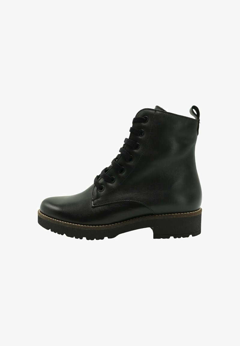 Bota de cuero negro para tobillo con cordones en la parte delantera, lengüeta en la parte trasera y suela gruesa de goma con detalle de costura marrón.